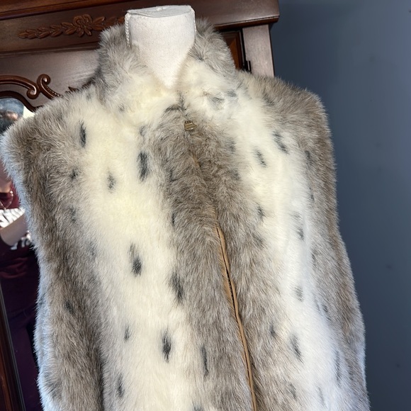 OLYMPIA LIMITED, INC FAUX FUR ACTIVE VEST L LARGE  REVERSABLE - Picture 5 of 9